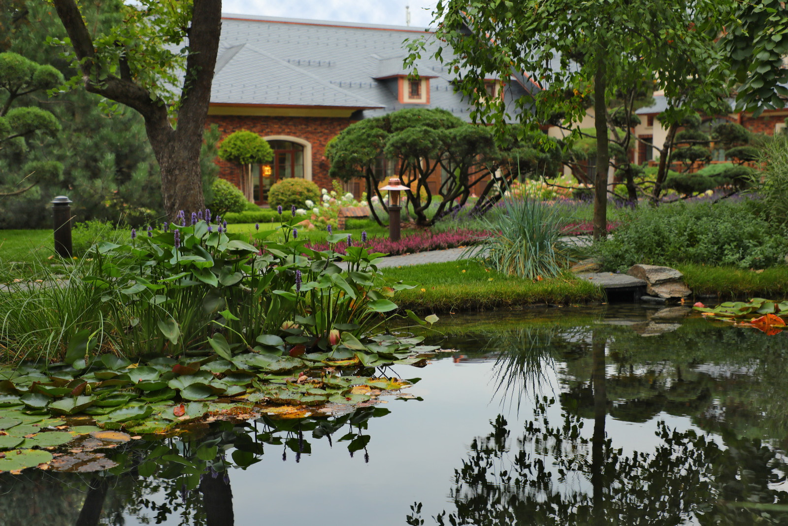 Коттеджный сад в Барвихе (дизайн и исполнение компании "Imperial Garden")