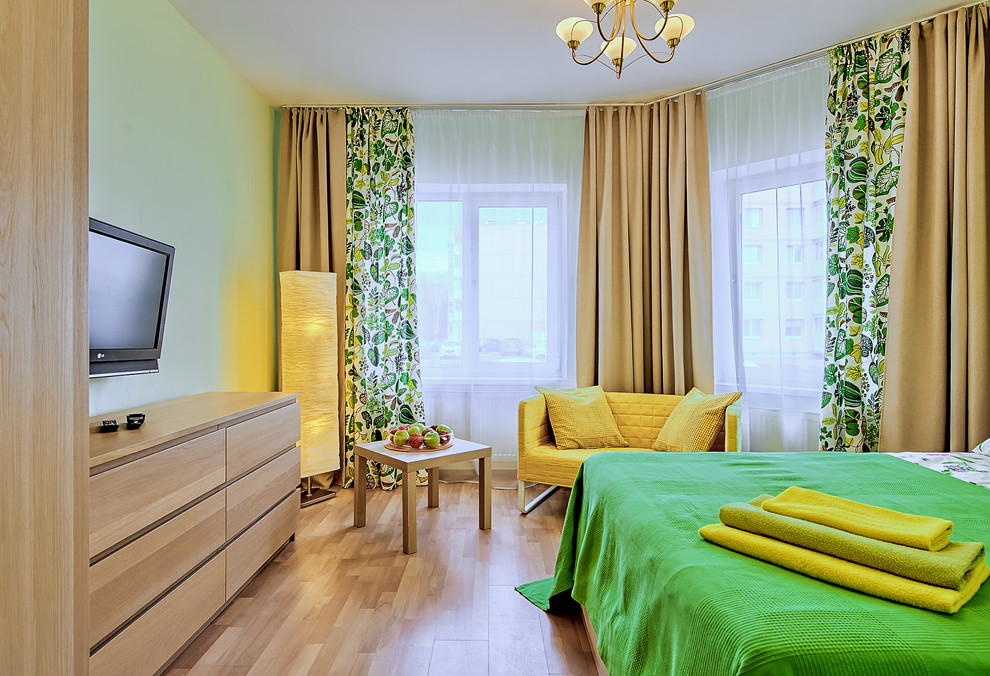 Вид от входа на окна