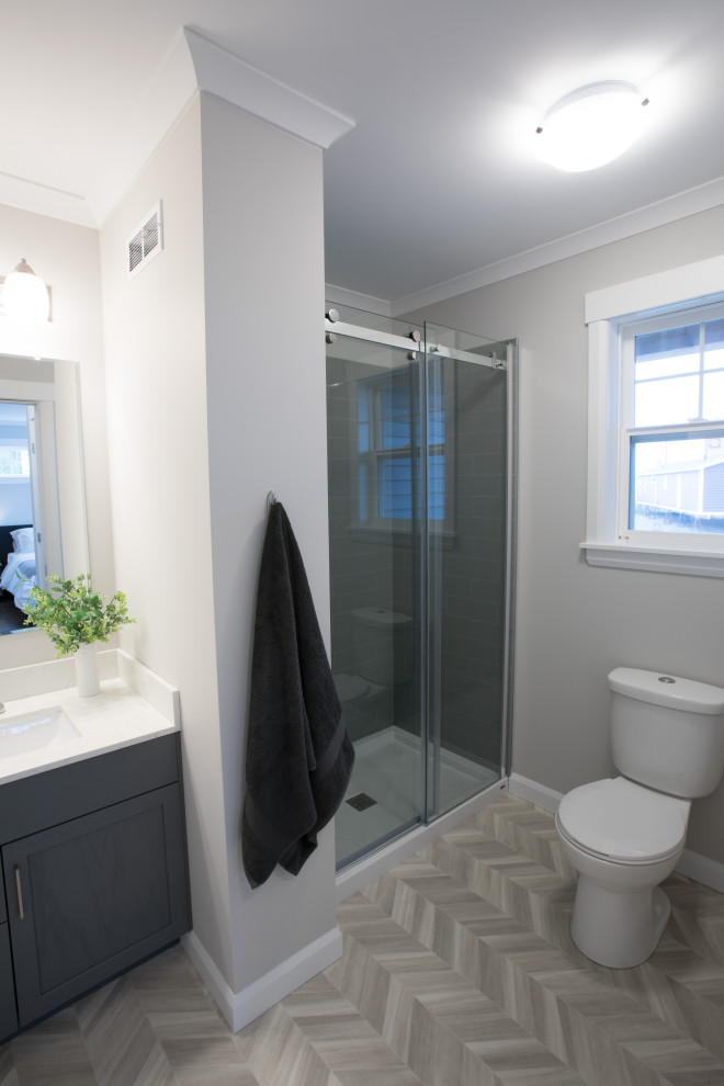 Exempel på ett litet klassiskt vit vitt en-suite badrum, med skåp i shakerstil, grå skåp, en dusch i en alkov, en toalettstol med separat cisternkåpa, beige väggar, linoleumgolv, ett integrerad handfat, marmorbänkskiva, grått golv och dusch med skjutdörr
