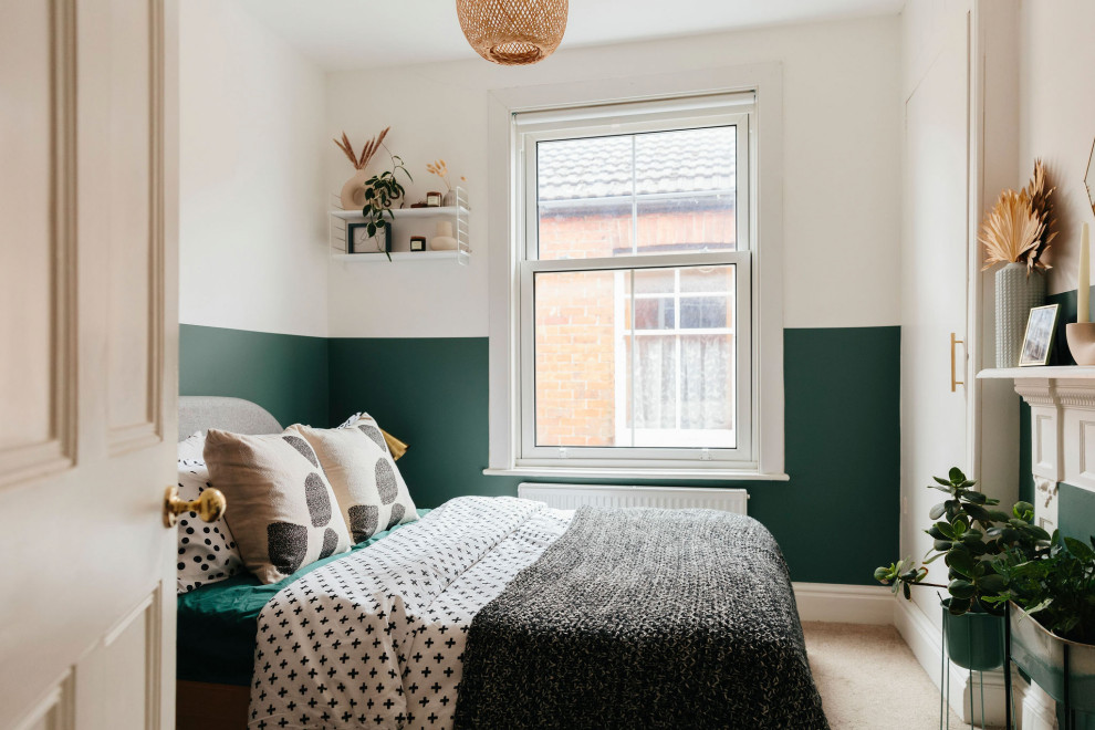 Inspiration för ett litet vintage gästrum, med gröna väggar, heltäckningsmatta och beiget golv