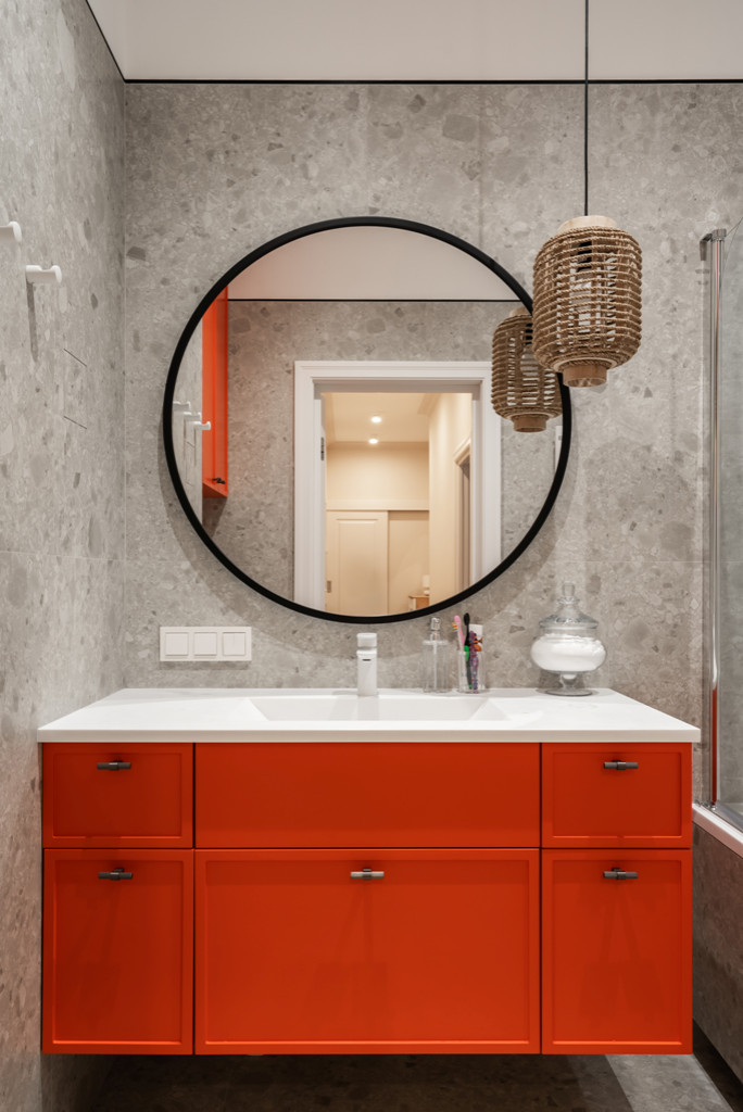 Московская квартира с двумя санузлами и белой кухней