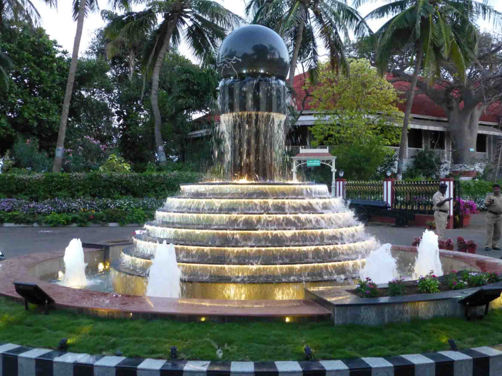 Оформление фонтана в резиденции губернатора штата Махараштра в Мумбаи (Индия)