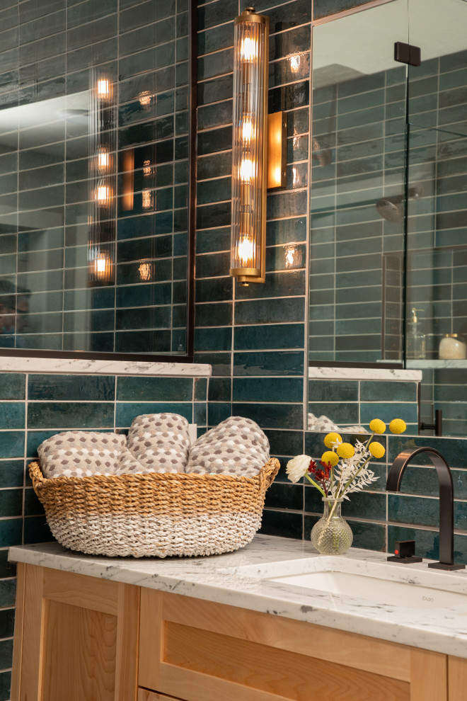 Источник вдохновения для домашнего уюта: главная ванная комната в стиле неоклассика (современная классика) с фасадами с утопленной филенкой, светлыми деревянными фасадами, открытым душем, синей плиткой, керамогранитной плиткой, синими стенами, мраморным полом, накладной раковиной, мраморной столешницей, разноцветным полом, душем с распашными дверями, разноцветной столешницей, тумбой под две раковины и напольной тумбой