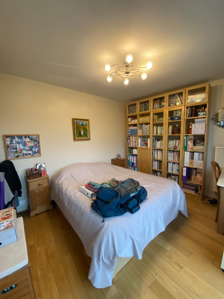 Appartement familial avec bibliothèque traversante