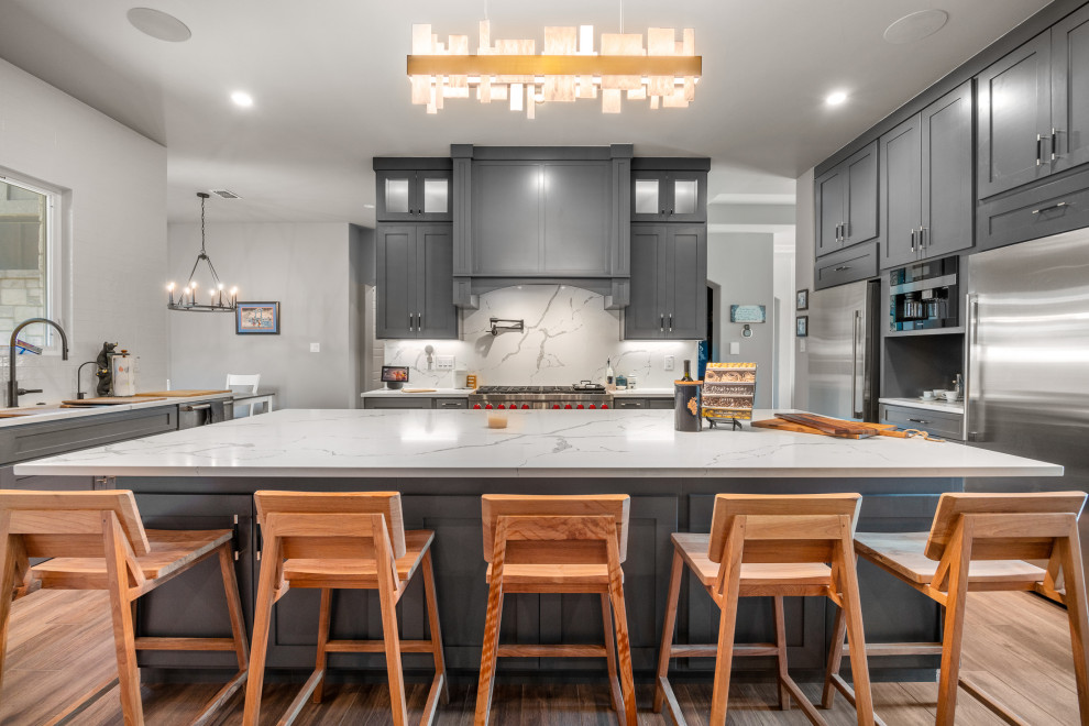 Kitchen - transitional kitchen idea in Austin