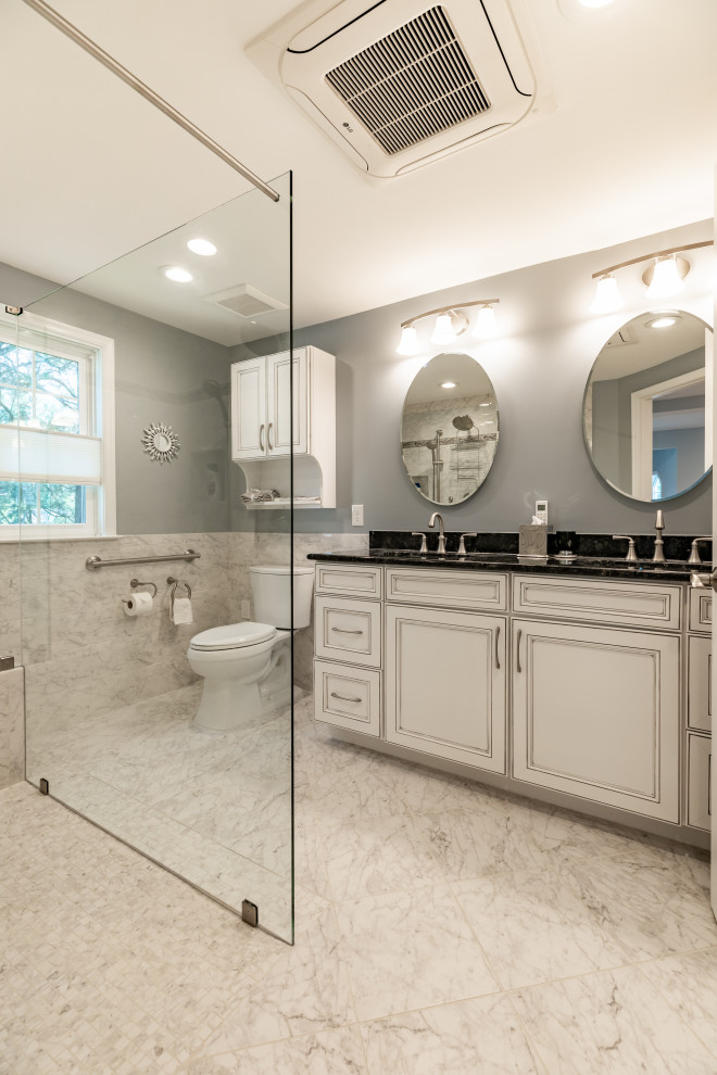 Photo of a large contemporary master bathroom in DC Metro with grey walls, light hardwood floors, brown floor, white cabinets, a curbless shower, a one-piece toilet, an undermount sink, an open shower, black benchtops, a double vanity and a built-in vanity.