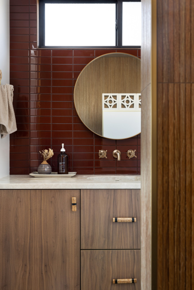 Foto di una piccola stanza da bagno con doccia boho chic con piastrelle rosse, piastrelle in ceramica, pavimento con piastrelle in ceramica e un lavabo