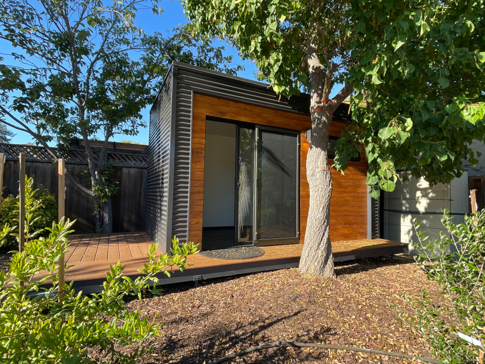 Идея дизайна: маленький домашний тренажерный зал в стиле модернизм с белыми стенами и полом из винила для на участке и в саду