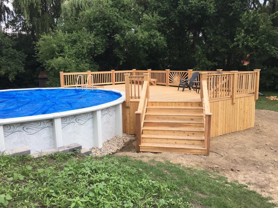 Example of a large transitional backyard deck design in Milwaukee
