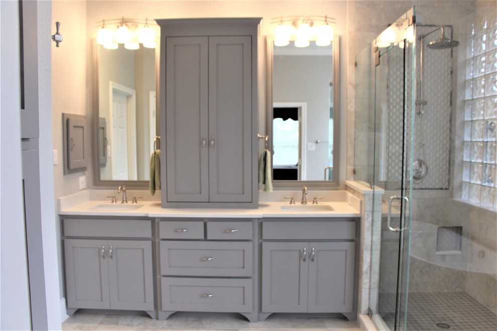 Inredning av ett klassiskt mellanstort en-suite badrum, med skåp i shakerstil, grå skåp, ett fristående badkar, en hörndusch, en toalettstol med hel cisternkåpa, grå väggar, ett undermonterad handfat och granitbänkskiva