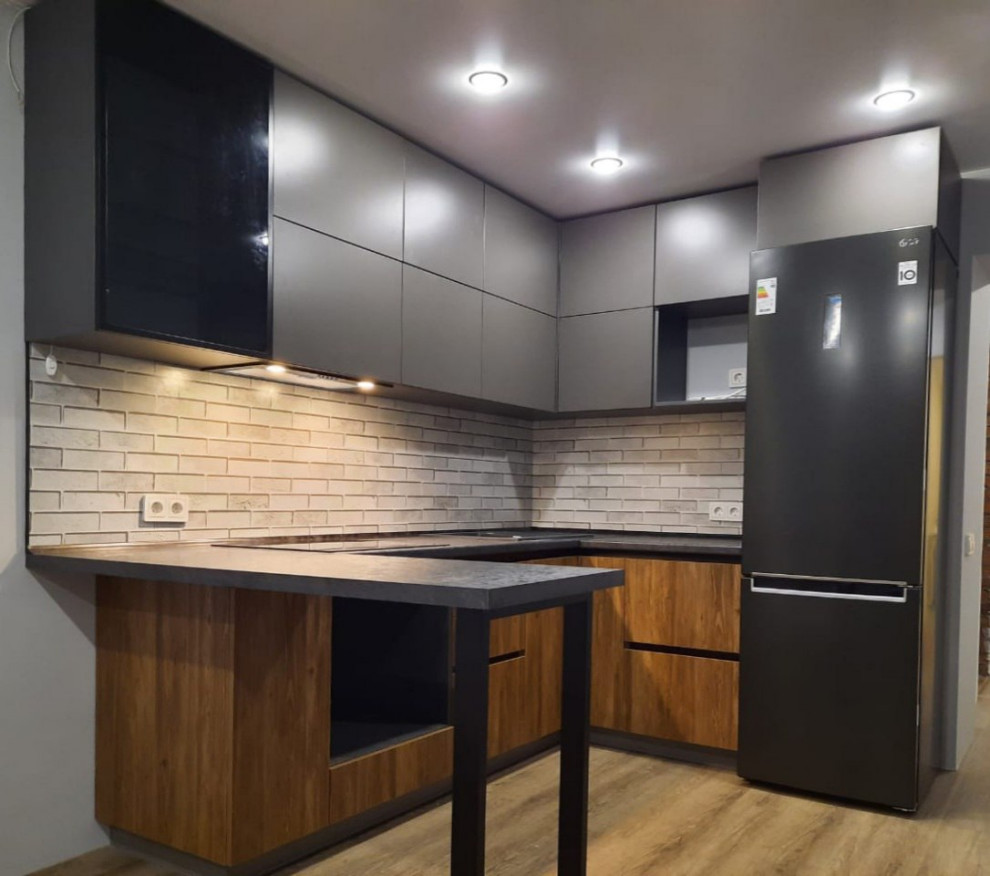 Idéer för att renovera ett mellanstort funkis grå grått kök, med en nedsänkt diskho, släta luckor, skåp i mörkt trä, bänkskiva i koppar, grått stänkskydd, stänkskydd i stenkakel, svarta vitvaror, laminatgolv, en halv köksö och gult golv