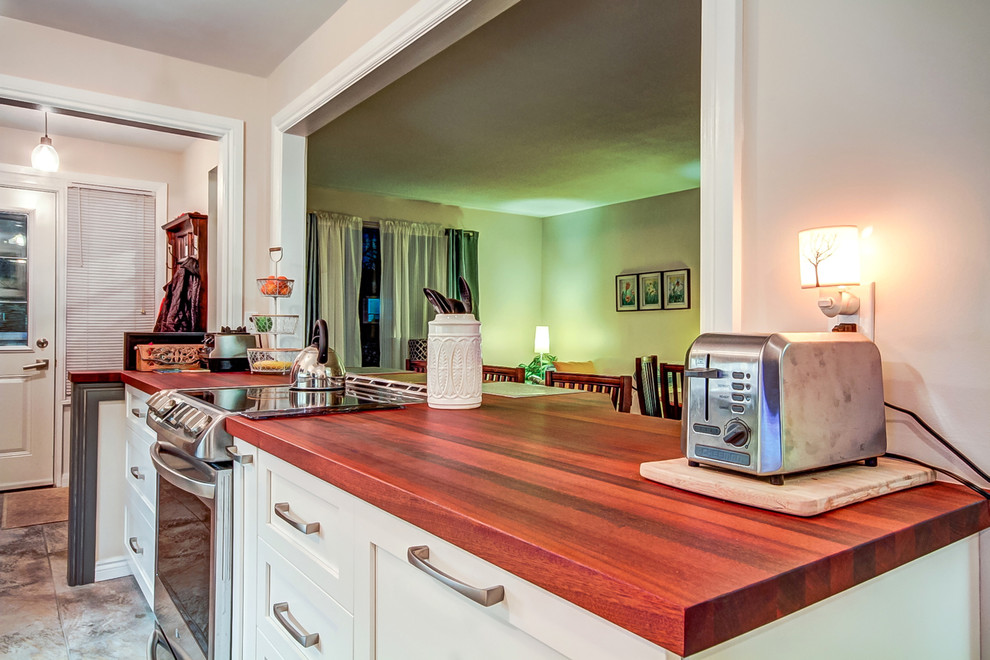 Kitchen - transitional kitchen idea in Toronto