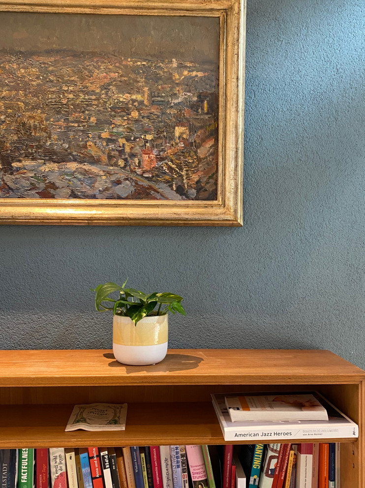 Mittelgroßer Landhausstil Flur mit blauer Wandfarbe, Terrazzo-Boden, beigem Boden und freigelegten Dachbalken in Stuttgart