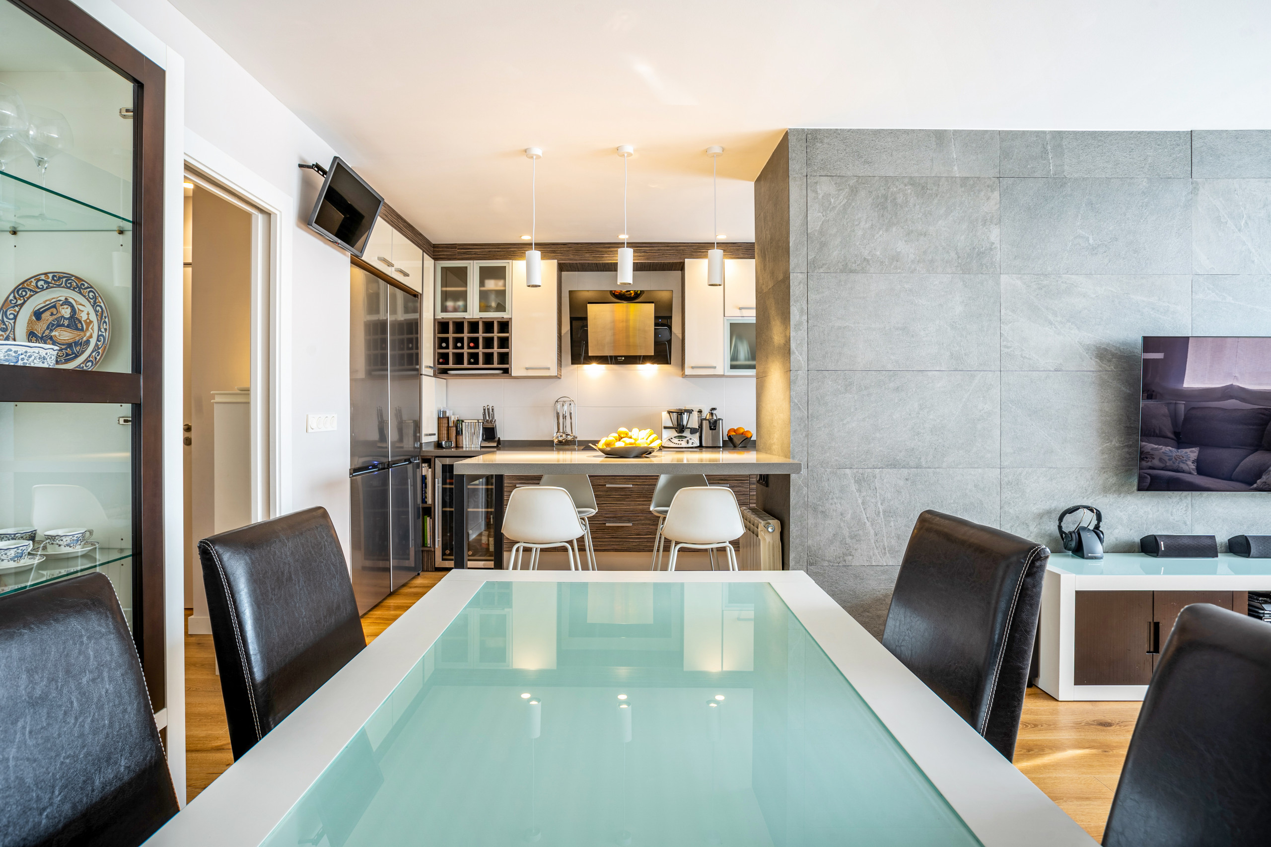 Espacio semiabierto salón - comedor - cocina con barra