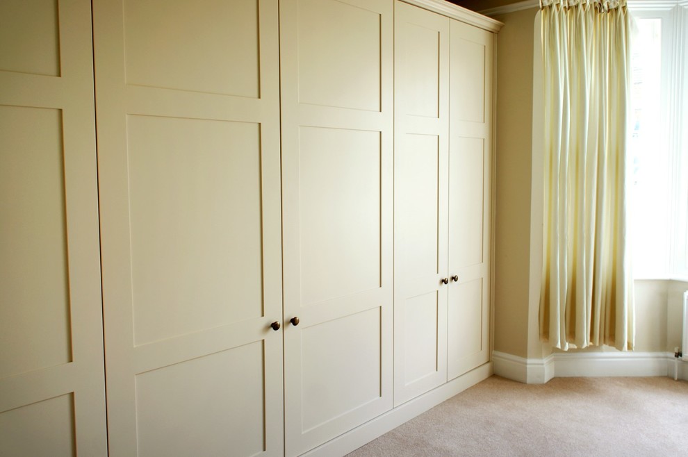 Mid-sized modern gender-neutral built-in wardrobe in Oxfordshire with shaker cabinets.