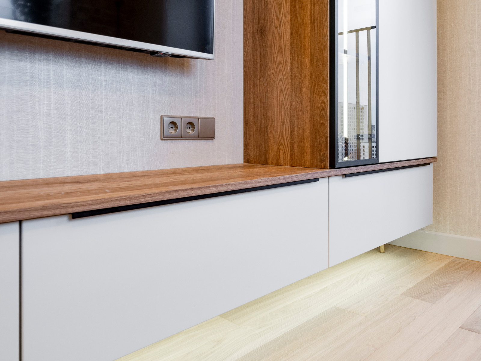 Кухня в минималистичном стиле и оформление ТВ-зоны