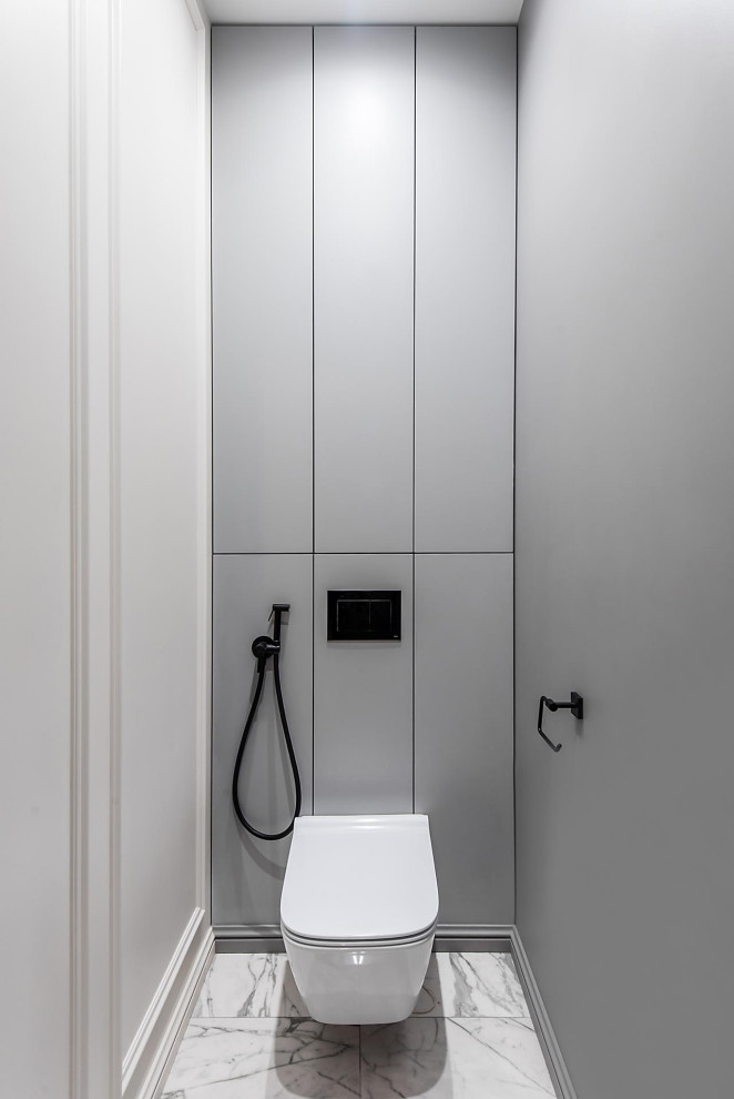 Eklektisk inredning av ett mellanstort toalett, med släta luckor, grå skåp, en vägghängd toalettstol, flerfärgade väggar, klinkergolv i porslin, ett väggmonterat handfat och flerfärgat golv