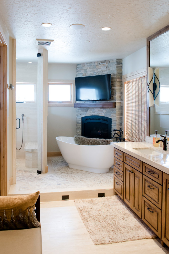 Inspiration för rustika vitt badrum, med luckor med upphöjd panel, bruna skåp, ett fristående badkar, en kantlös dusch, klinkergolv i keramik, ett undermonterad handfat, bänkskiva i täljsten och beiget golv
