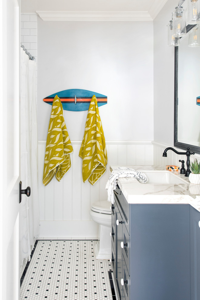 Идея дизайна: ванная комната среднего размера в морском стиле с керамической плиткой, полом из керамической плитки и белым полом