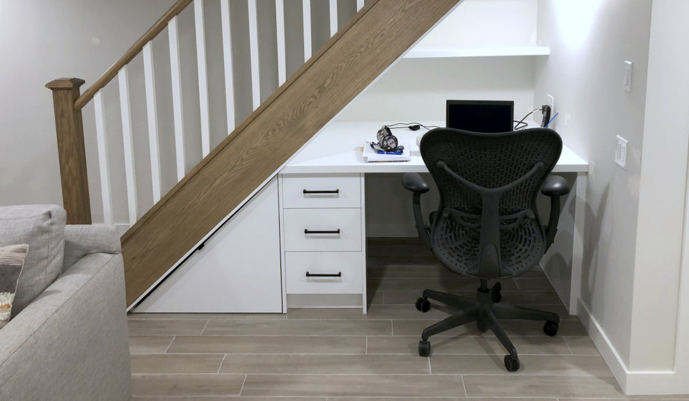 Foto di un piccolo studio design con pareti bianche, pavimento in vinile, scrivania incassata e pavimento grigio