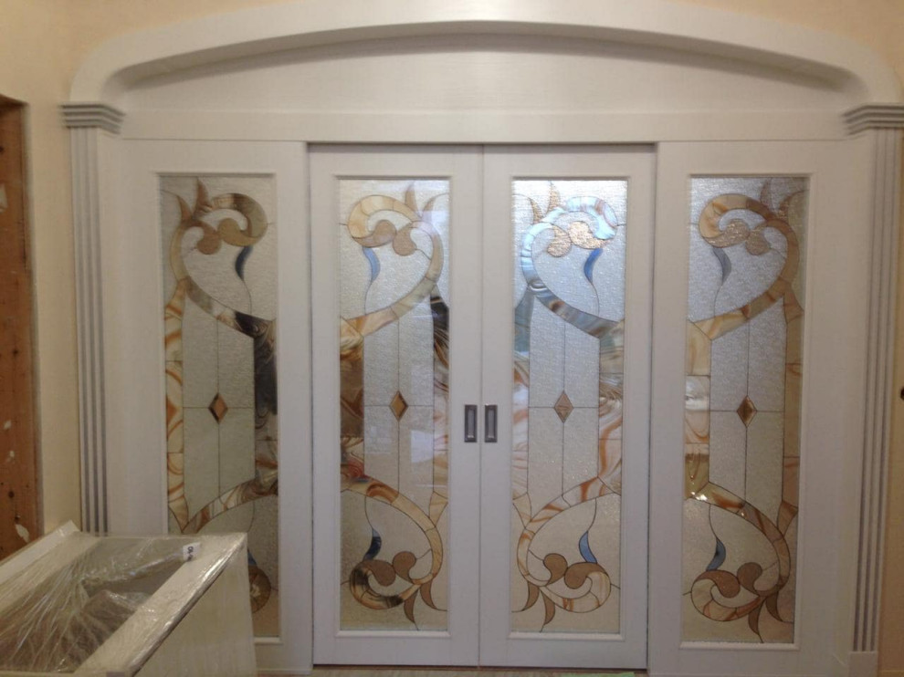 Foto di un grande ingresso con vestibolo minimalista con pareti beige, parquet chiaro, una porta a due ante, una porta in vetro, pavimento beige, soffitto a cassettoni e pareti in mattoni