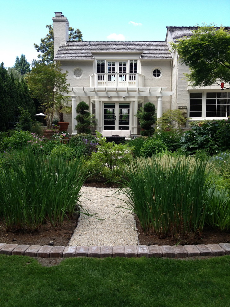 Design ideas for a traditional backyard garden in Seattle with gravel.