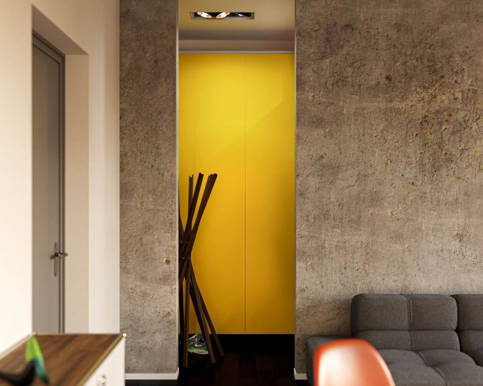 Kleines, Neutrales Modernes Ankleidezimmer mit Ankleidebereich, flächenbündigen Schrankfronten, gelben Schränken, dunklem Holzboden und schwarzem Boden in Berlin