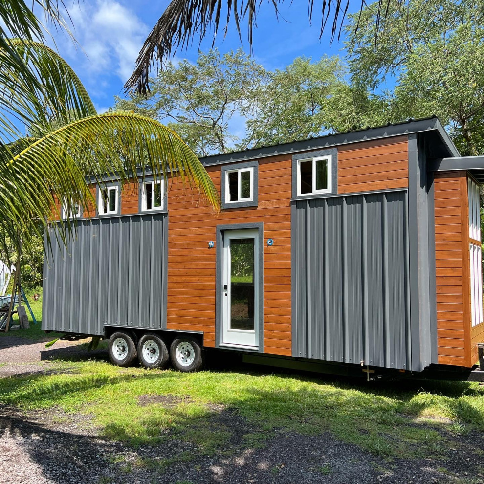 Kleines, Zweistöckiges Modernes Tiny House mit Metallfassade, grauer Fassadenfarbe, Pultdach, Blechdach und grauem Dach in Hawaii