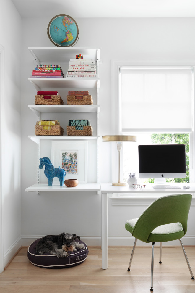 Idée de décoration pour un bureau design de taille moyenne et de type studio avec un mur blanc, parquet clair et un bureau indépendant.