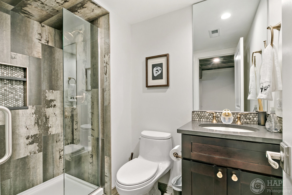 Example of a transitional bathroom design in Chicago