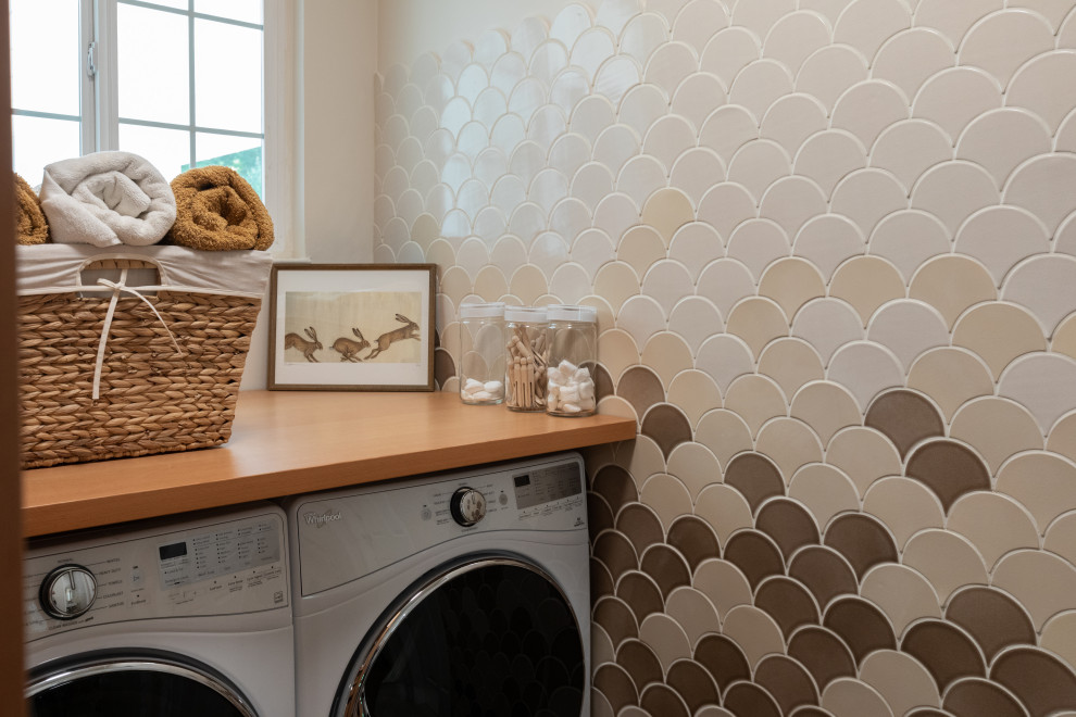 Immagine di una stanza da bagno con doccia stile marino con piastrelle beige, piastrelle in ceramica, lavanderia e mobile bagno sospeso