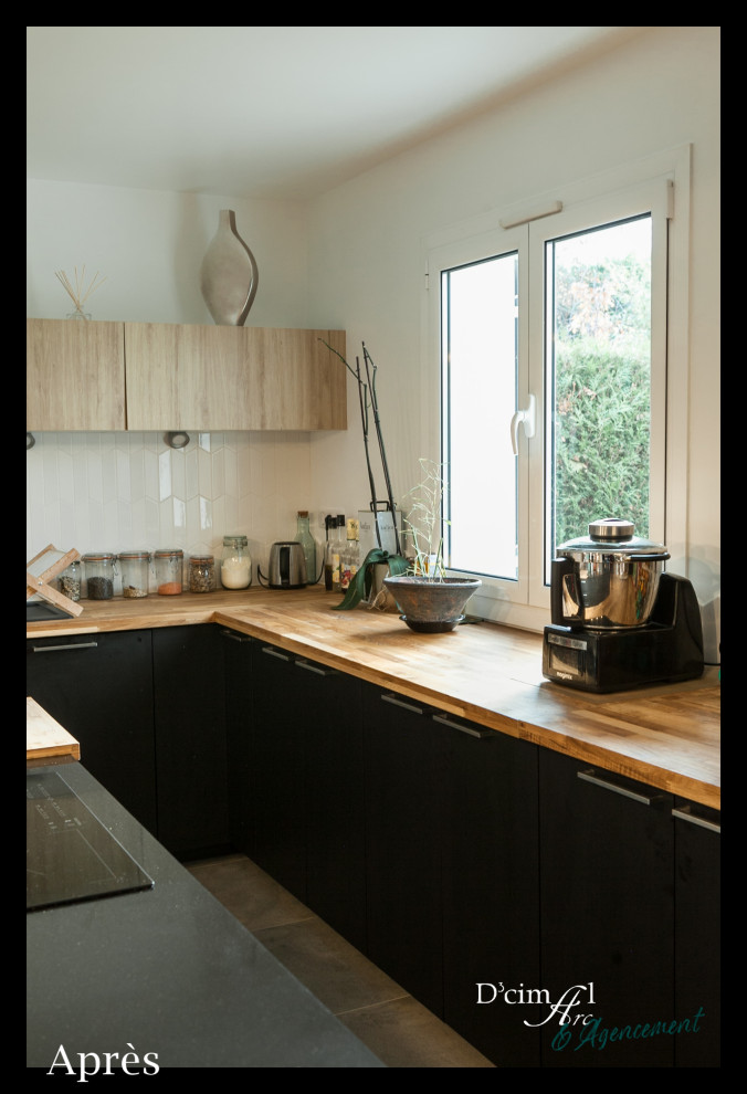Стильный дизайн: большая угловая кухня-гостиная в стиле модернизм с двойной мойкой, плоскими фасадами, черными фасадами, деревянной столешницей, белым фартуком, фартуком из керамогранитной плитки, черной техникой, полом из керамической плитки, островом, черным полом и мойкой у окна - последний тренд