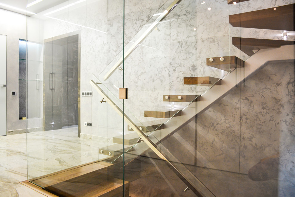 Деревянная лестница в загородном доме