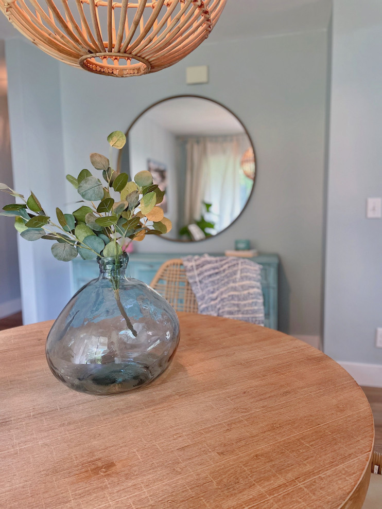 Источник вдохновения для домашнего уюта: маленькая столовая в морском стиле с синими стенами, полом из винила и коричневым полом для на участке и в саду