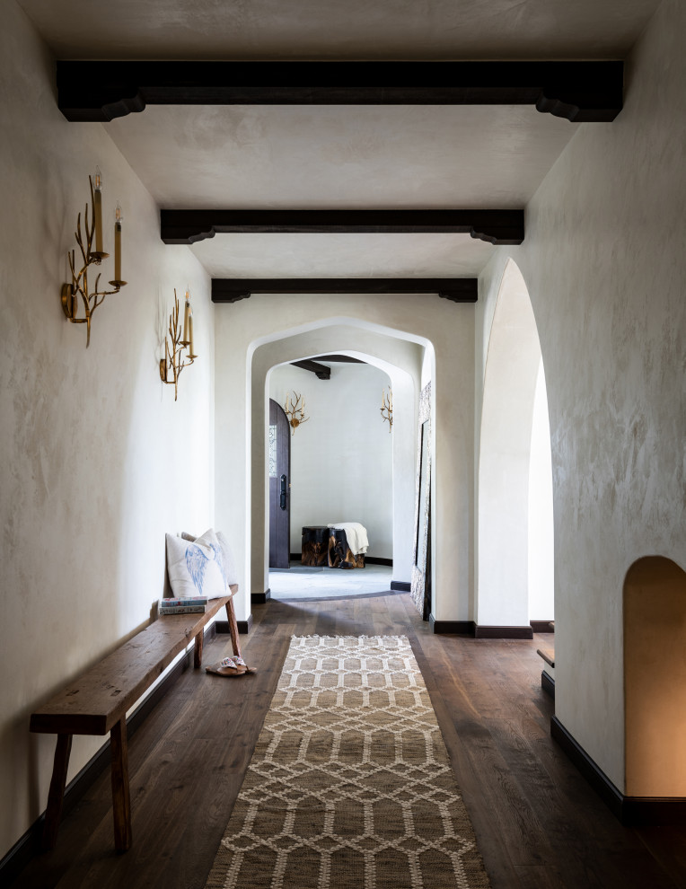 Foto di un grande ingresso o corridoio chic con pareti beige, parquet scuro, pavimento marrone e travi a vista