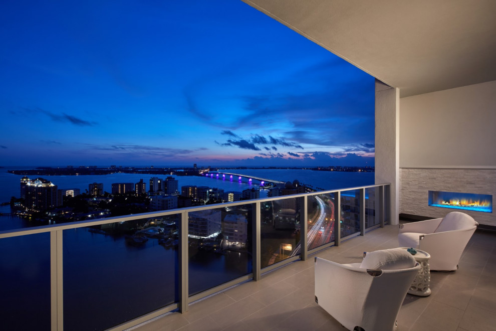 Design ideas for a modern balcony in Tampa.