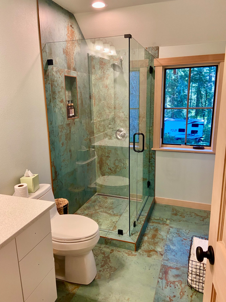 Свежая идея для дизайна: ванная комната среднего размера в средиземноморском стиле с угловым душем, зеленой плиткой, керамической плиткой, полом из керамической плитки, зеленым полом и душем с распашными дверями - отличное фото интерьера