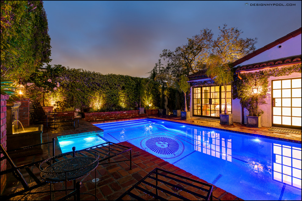 Oberirdischer, Mittelgroßer Retro Pool hinter dem Haus in rechteckiger Form mit Pflastersteinen in Los Angeles
