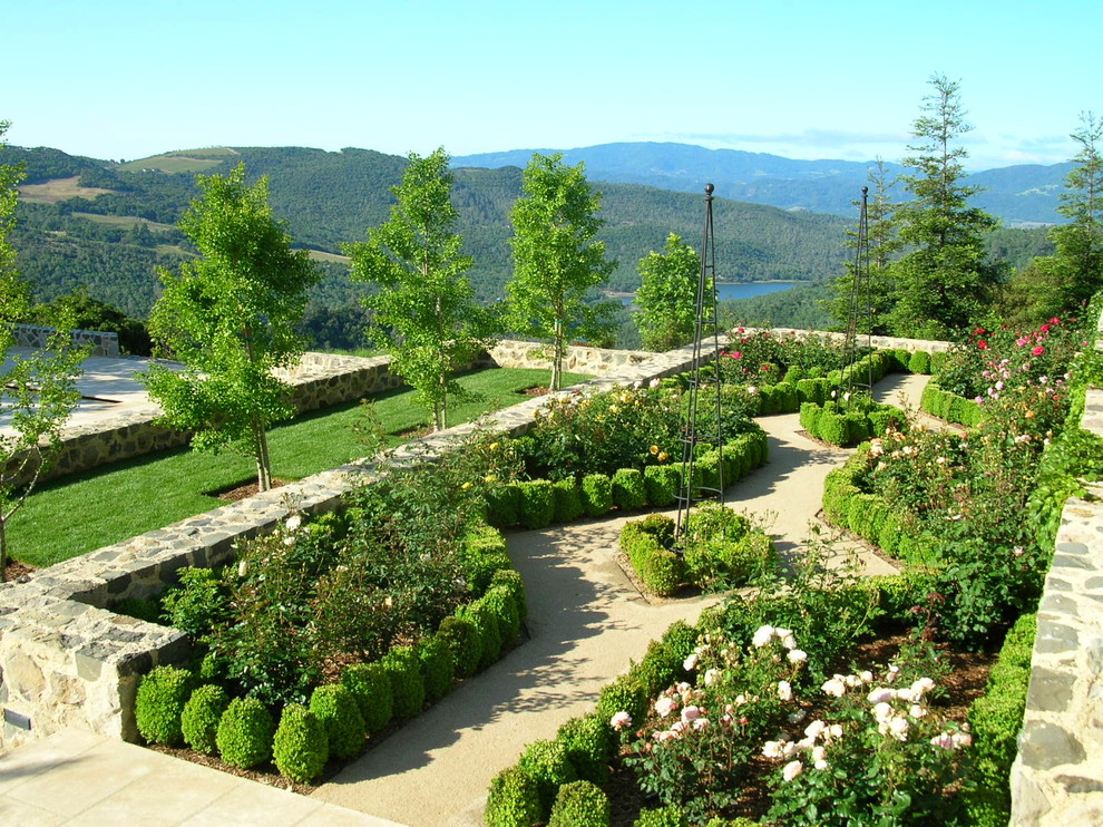 Inspiration pour un jardin à la française arrière traditionnel de taille moyenne avec une exposition ensoleillée et du gravier.