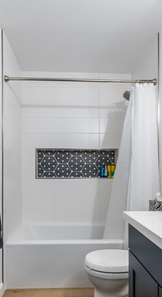 Свежая идея для дизайна: большая детская ванная комната со стиральной машиной в современном стиле с фасадами в стиле шейкер, синими фасадами, ванной в нише, душем над ванной, раздельным унитазом, белой плиткой, керамогранитной плиткой, серыми стенами, столешницей из искусственного кварца, шторкой для ванной, белой столешницей и встроенной тумбой - отличное фото интерьера