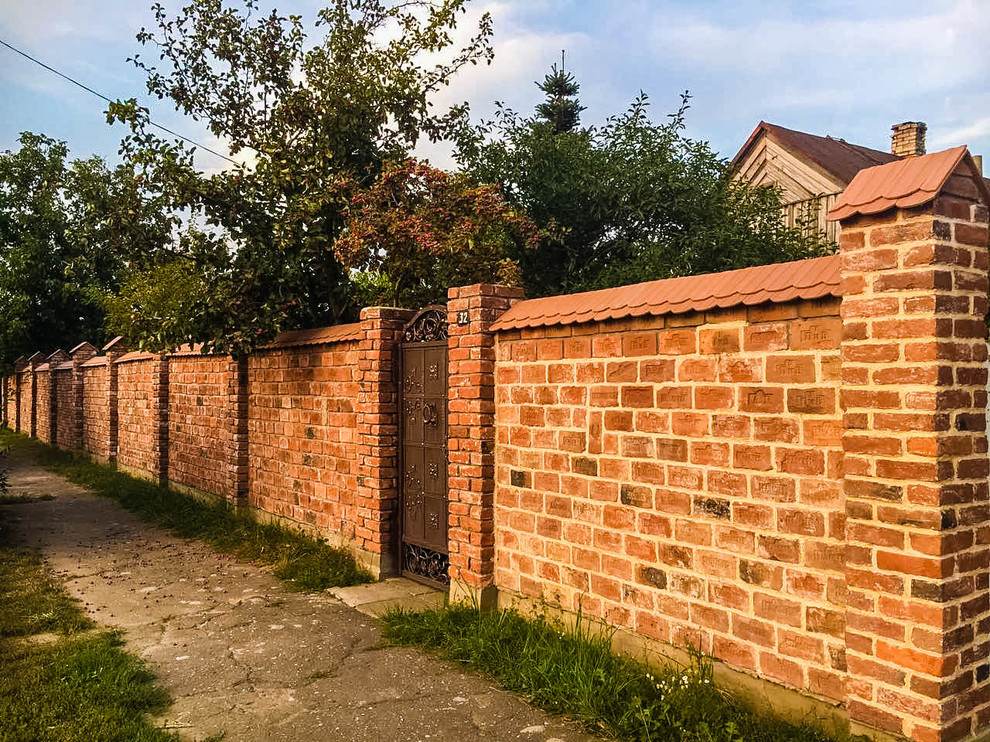 Забор из старинного Петербургского кирпича
