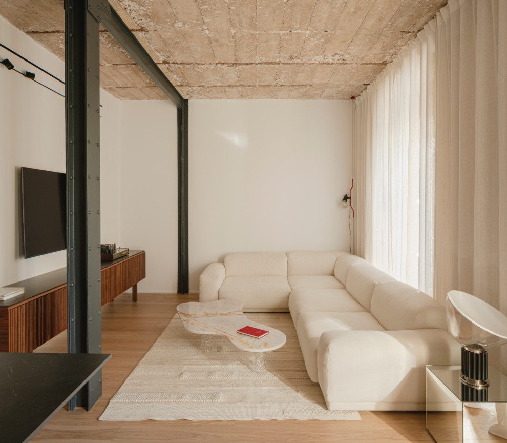 На фото: открытая гостиная комната среднего размера в стиле модернизм с белыми стенами, телевизором на стене, коричневым полом, балками на потолке и красивыми шторами