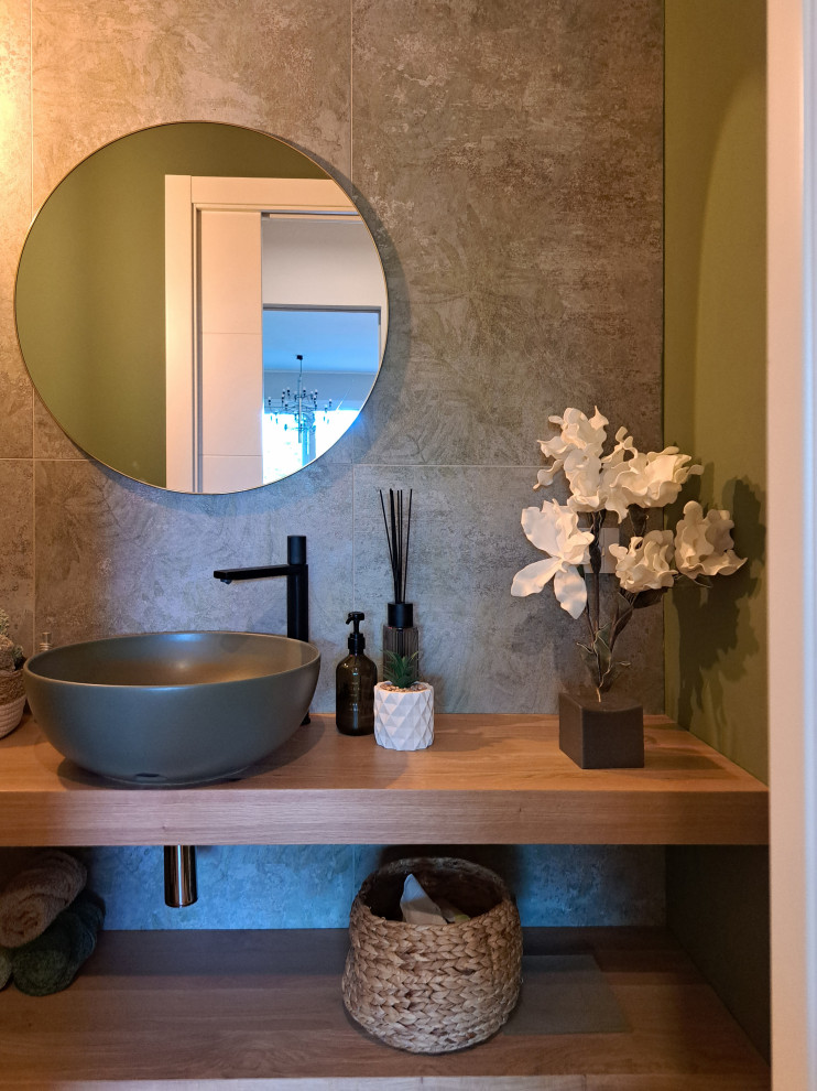 Idée de décoration pour un WC suspendu design en bois clair de taille moyenne avec un carrelage vert, des carreaux de porcelaine, un mur vert, parquet clair, une vasque, un plan de toilette en bois et meuble-lavabo suspendu.