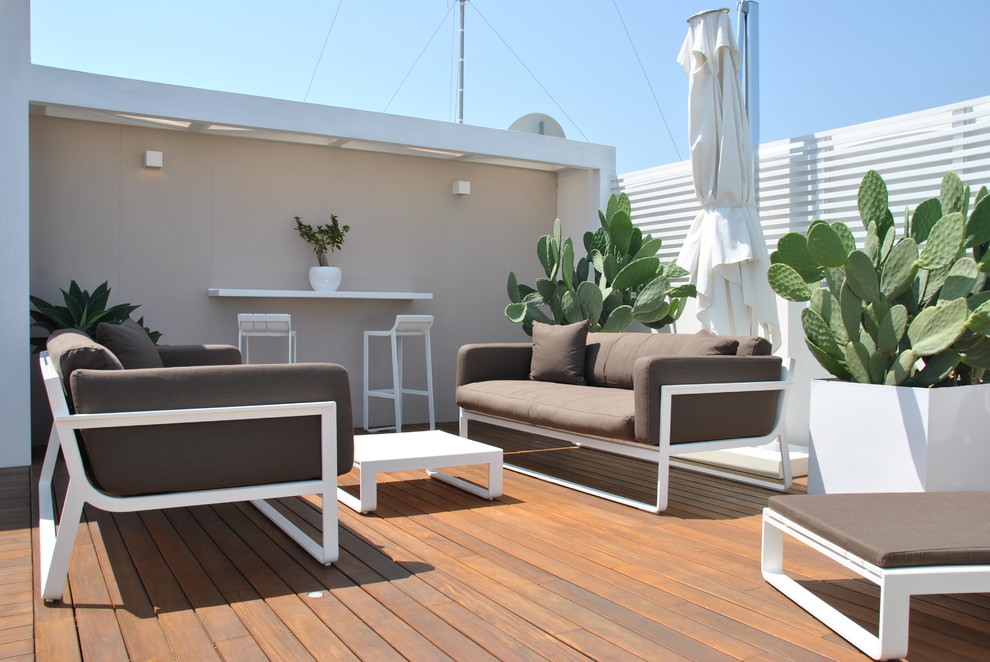 This is an example of a contemporary deck in Bari.