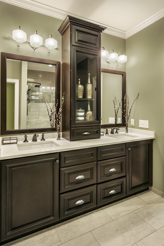 This is an example of a transitional bathroom in Chicago.