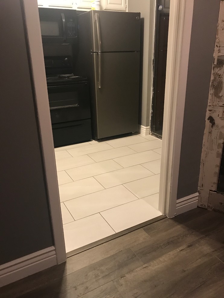 Example of a transitional home design design in Dallas