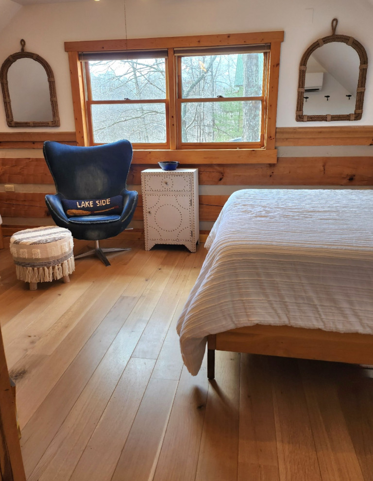 Idee per una camera da letto stile loft stile rurale di medie dimensioni con pareti bianche e parquet chiaro