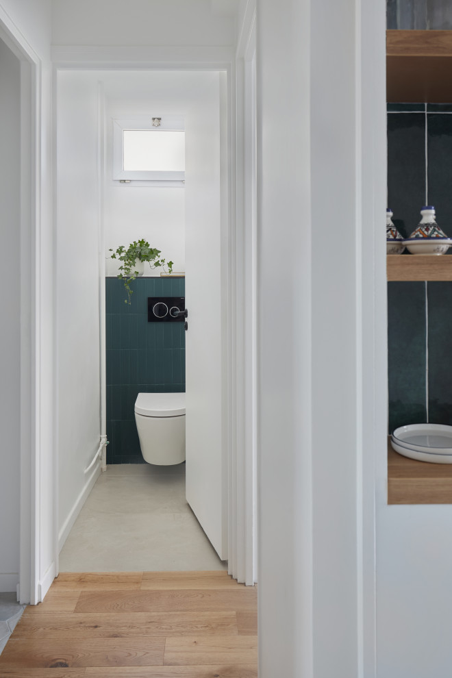 Идея дизайна: маленький туалет в стиле модернизм с инсталляцией, синей плиткой, синими стенами, полом из терраццо и серым полом для на участке и в саду