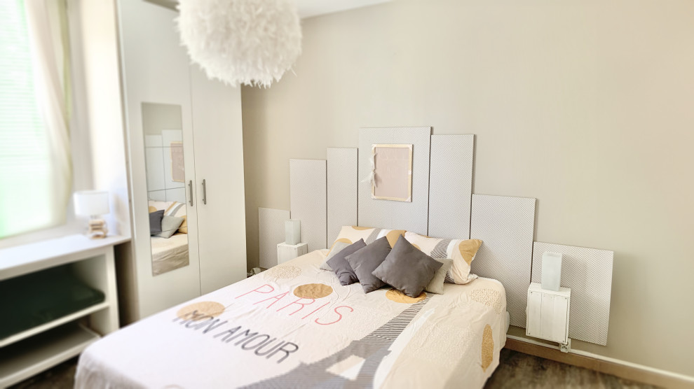 Exempel på ett litet nordiskt könsneutralt barnrum kombinerat med sovrum, med beige väggar och linoleumgolv