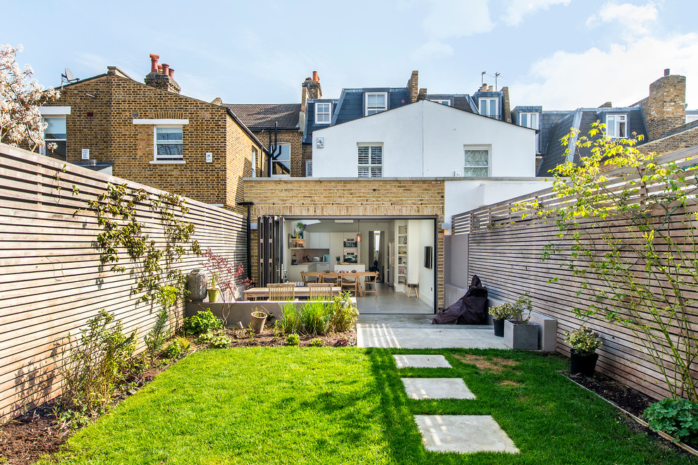 This is an example of a contemporary backyard garden in London.
